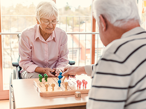 Jeux sensoriels : quels bienfaits pour les personnes âgées ?
