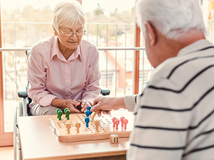 L'ergothérapie par les jeux pour stimuler les seniors